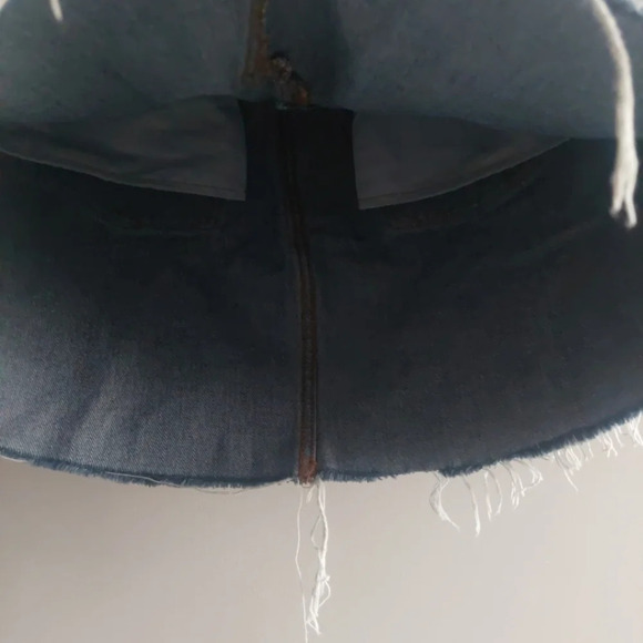 Levi’s Deconstructed Denim Mini Skirt Nwot Size 31 Festival Raw Hem - Picture 10 of 10
